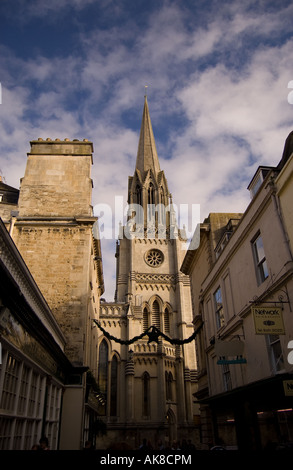 St Michael's Church, baignoire. Vue de Ma rue verte, sous un ciel nuageux. Banque D'Images