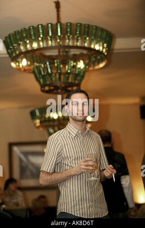 Jeune homme dans le pub avec de la bière et la cigarette, de l'Allemagne, en Rhénanie du Nord-Westphalie, Ruhr, Herne Banque D'Images