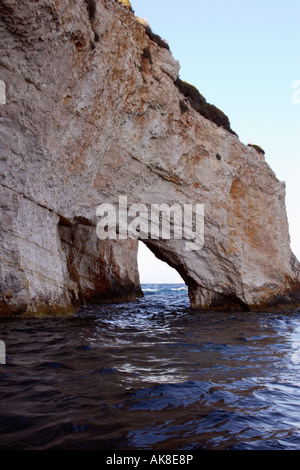 Une arche naturelle dans les falaises de Blue Water Grottes, Zakynthos, Grèce. Banque D'Images