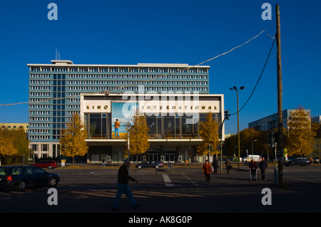 Karl Marx Allee avec Kino cinéma International dans l'ancien Berlin-Est Allemagne UE Banque D'Images