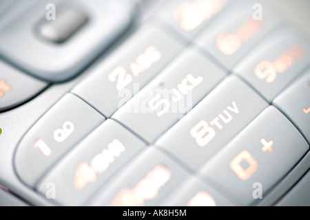 Close up photographie de chiffres et de symboles sur les touches du clavier d'un téléphone mobile blanc Banque D'Images