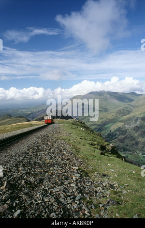 Train en arrivant à Clogwyn, mi-chemin du rail Voyage au sommet de Snowdonia Banque D'Images