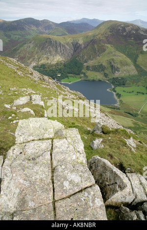 Vue sur la vallée et le lac de la Lande vers Robinson du haut près du sommet du Stile, Lake District, en Angleterre. Banque D'Images