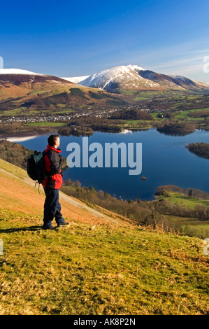 Walker Admiring View de gamme Skiddaw et Derwent Water from Cat Bells dans le Parc National du Lake District, Cumbria, England, UK Banque D'Images