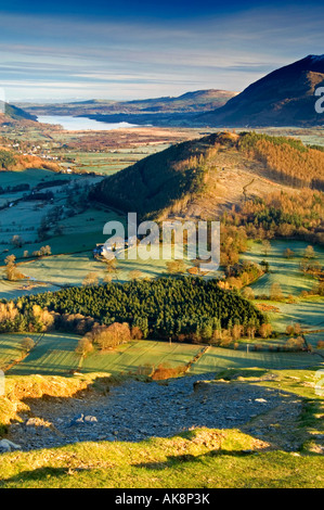 Vue panoramique sur le lac Bassenthwaite lointain et The Castle cat est passé de cloches, Lake District, Cumbria, England, UK Banque D'Images