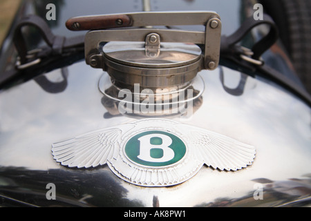 Bentley classiques sur l'emblème commun Harpenden B enamel wings radiateur ventilateur voiture classique BRG British Racing Green chromée Banque D'Images
