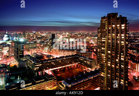 Vue de Londres dans la nuit de Barbican London England uk Banque D'Images