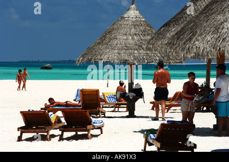 Sun Island Resort un couple en train de marcher sur la plage Banque D'Images