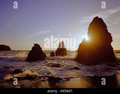 Coucher du soleil et la mer à Bandon Beach Oregon piles Banque D'Images