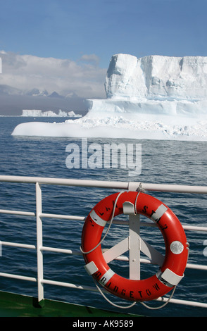 Laissez-passer de brise-glace Antarctic iceberg énorme de près Banque D'Images