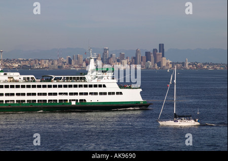 Washington State Ferry-boat sur le Puget Sound avec Seattle Washington city skyline in distance Banque D'Images