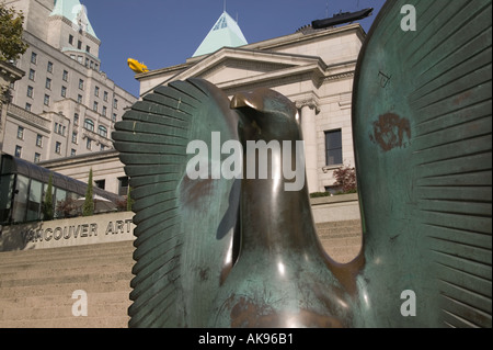 Aigle en bronze sculpture et Musée d'Art de Vancouver à Robson Square, Vancouver C.-B. Banque D'Images