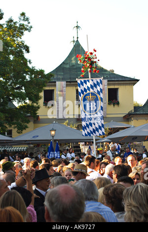 Kocherlball Festival dans le Jardin Anglais de Munich en Bavière matin Banque D'Images