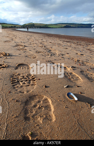 Des empreintes de pas DANS LE SABLE À ROSEMARKIE BEACH SUR LE Moray Firth, nord-est de l'Écosse, Royaume-Uni. Banque D'Images