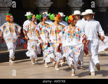 Danseurs traditionnels en robe dentelle d'effectuer au cours de Merida en Domingo Péninsule du Yucatan Mexique 2007 NR Banque D'Images
