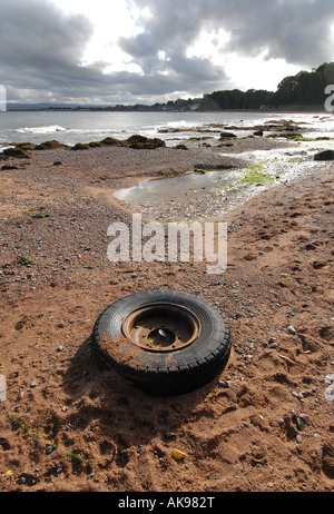 Une roue de voiture SOUS-ÉVALUÉES SUR LA PLAGE DE ROSEMARKIE,AU NORD-EST DE LA CÔTE ÉCOSSAISE.UK Banque D'Images