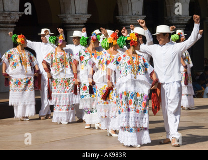 Danseurs traditionnels en robe dentelle d'effectuer au cours de Merida en Domingo Péninsule du Yucatan Mexique 2007 NR Banque D'Images