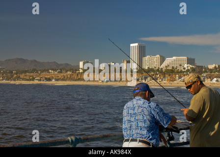 La pêche à la jetée de Santa Monica, Californie, USA Banque D'Images