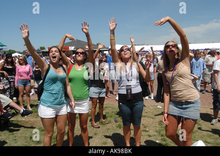 Perles pour les filles à l'infield Kentucky Derby Banque D'Images