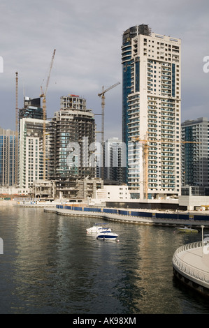 Bâtiments gratte-ciel inachevé, en cours de construction Projets de construction de l'eau. Nouvelle Marina de Dubaï en construction - Emirats Arabes Unis ÉMIRATS ARABES UNIS Banque D'Images