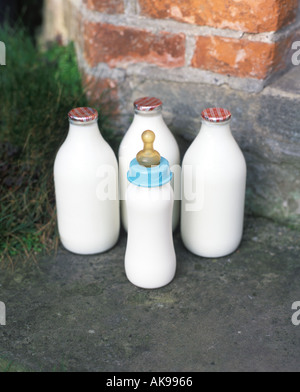 Bouteille de bébés avec la bouteille de lait sur le démarchage Banque D'Images