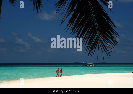 Sun Island Resort un couple en train de marcher sur la plage Banque D'Images