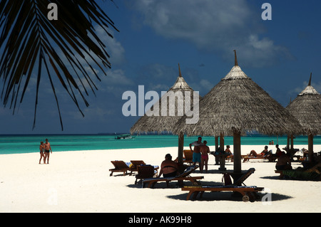 Sun Island Resort un couple en train de marcher sur la plage Banque D'Images