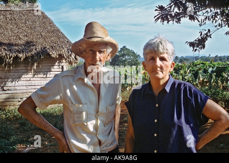 Couple de personnes âgées en face de leur maison dans le champs de tabac de Pinar del RÌo Province dans l'ouest de Cuba Banque D'Images