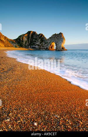 Lumière chaude au coucher du soleil sur la côte du Dorset à l'Est, vers Durdle Door avec un ciel bleu clair Banque D'Images