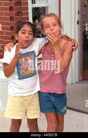 Les filles l'âge de 11 fumeurs Candy cigarettes au magasin de bonbons. Sault Ste. Marie-France France Banque D'Images