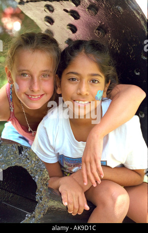 Les amis de fille de 11 ans s'amusant sur la frontière au Canada et aux Etats-Unis. Sault Ste. Marie-France France Banque D'Images