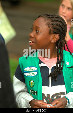 Black Girl Scout de 11 ans à Parktacular Parade. St Louis Park Minnesota USA Banque D'Images