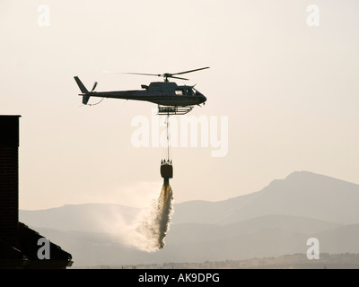 L'hélicoptère de combat d'incendie transport de l'eau Banque D'Images