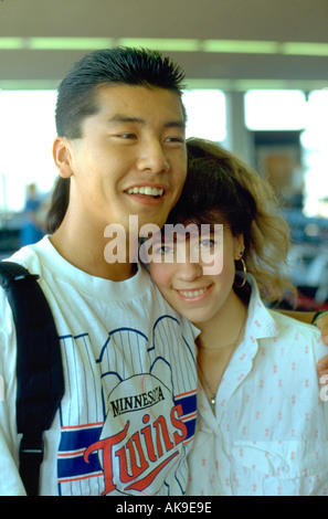 Ex japonais de 22 ans étudiant à l'aéroport avec adieu ami l'âge de 18 ans. Minneapolis Minnesota USA Banque D'Images