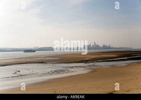 Ile de Man ferry passe la rivière Mersey shot de New Brighton aller à Liverpool qui peut être vu dans la distance Banque D'Images