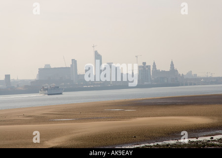 Ile de Man ferry passe la rivière Mersey shot de New Brighton aller à Liverpool qui peut être vu dans la distance Banque D'Images