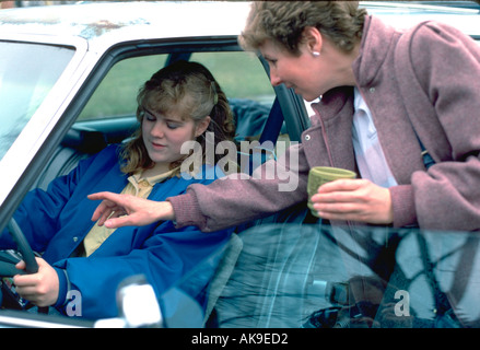 Maman l'âge de 43 ans fille de 15 ans d'enseignement des compétences de conduite sécuritaire. Minneapolis Minnesota USA Banque D'Images