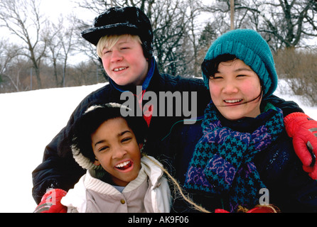 Amis adolescents multiculturels l'âge de 10 à 15 sur une sortie d'hiver de rire. St Paul Minnesota USA Banque D'Images
