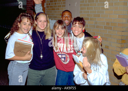 L'Interracial junior high élèves de 15 ans ayant l'amusement entre classe. Golden Valley Minnesota USA Banque D'Images