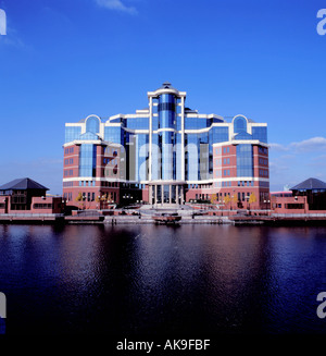 Victoria Building vu sur le bassin du lac Érié, Salford, Greater Manchester, Angleterre, Royaume-Uni. Banque D'Images