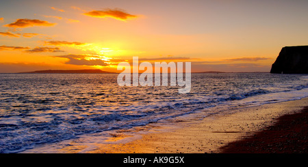 Coucher du soleil sur la côte du Dorset à la tête vers l'ouest de Swyre la tête et les Chauves-souris Île de Portland à l'horizon Banque D'Images