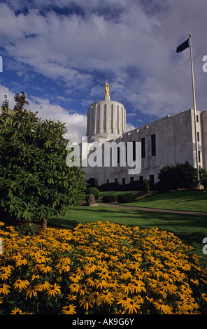La statue d'or Pioneer se trouve au sommet de l'Oregon State Capitol building avec marguerites jaunes Salem Oregon State USA Banque D'Images