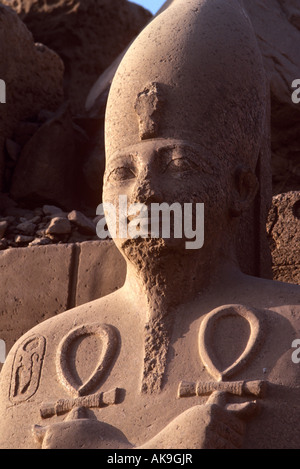 L'Égypte. Luxor. Karnak. À la porte sud du temple une statue de Thoutmosis III et Amenhotep vivant Banque D'Images