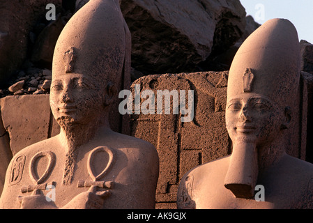 L'Égypte. Luxor. Porte Sud du Temple de Karnak. Close up de statues de Thoutmosis III et Aménophis II. Photographiée à l'aube Banque D'Images