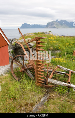 Old farm machinery par le rivage de Myrland dans les îles Lofoten, Norvège Banque D'Images