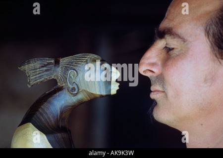 Sculpteur sur bois cubaine pose avec l'un de ses créations une ressemblance de les Taïnos iIndian chef Hatuey à Baracoa Cuba Banque D'Images