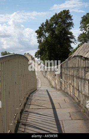 Sentier sur le mur de la ville, York, Yorkshire Banque D'Images