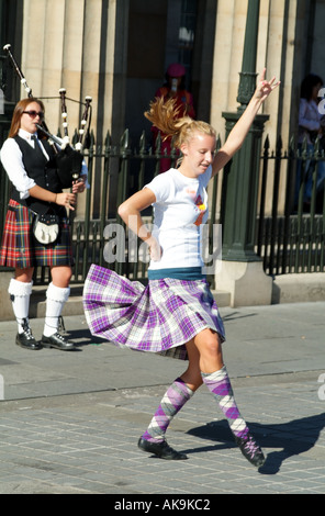 Festival International d'Édimbourg Royaume-uni Ecosse highland fling dancer fringe interprètes du trottoir de la rue Banque D'Images