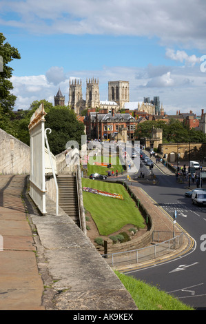 York Minster vu de mur de la ville Banque D'Images