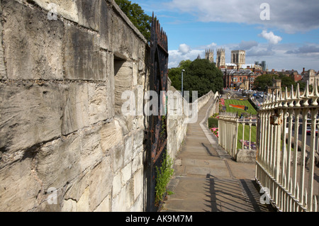 York Minster vu de mur de la ville Banque D'Images